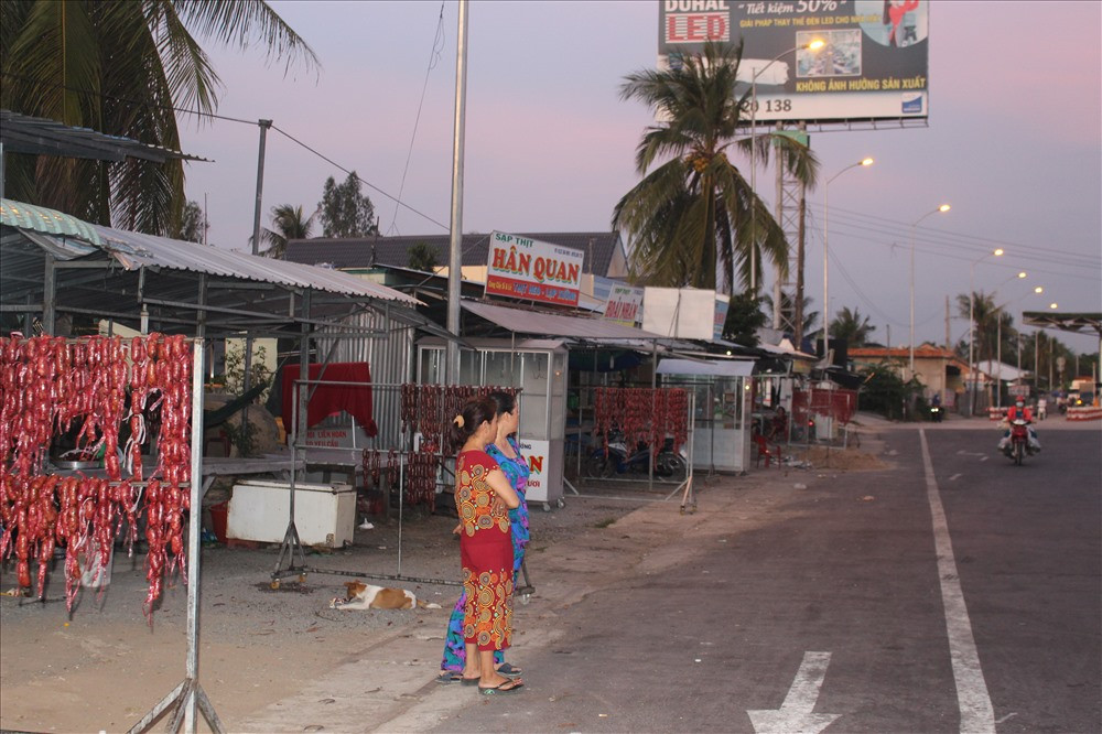 Chịu chung hoàn cảnh là các quầy bán lạp xưởng, khi mà xe cộ qua đây ít khi dừng lại.