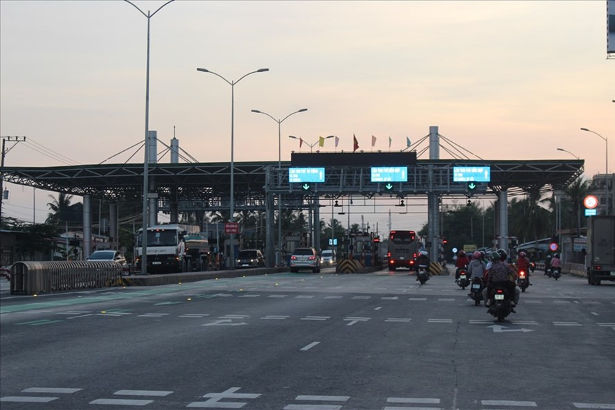 Chiều hoàng hôn, cảnh ở BOT Cai Lậy càng thêm trống vắng, buồn tênh.