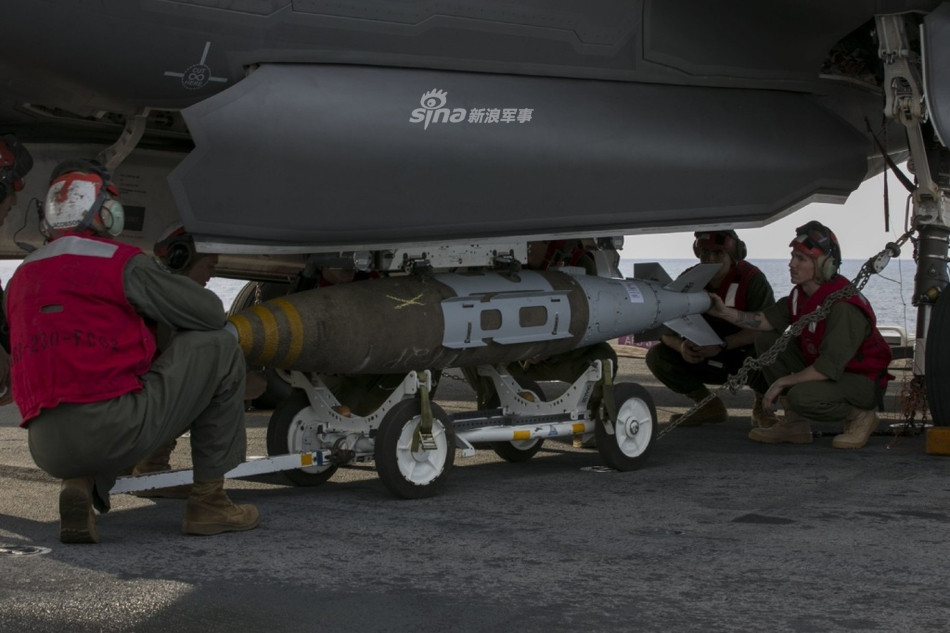 Do có vị trí lắp đặt là khoang bom ở phía trong bụng, việc đưa được các quả bom GBU-32 dài tới gần 2 mét vào đúng vị trí là cực kỳ khó khăn với các nhân viên kỹ thuật mặt đất. Nguồn ảnh: USNavy.