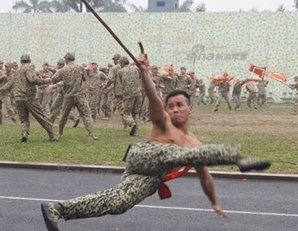 Nhiều thành viên trên diễn đàn Sina nhận thấy, loại quân phục ngụy trang này cực kỳ phù hợp với những khu vực cây cối thấp xen lẫn màu đất như ở phía xa trong bức ảnh. Nguồn ảnh: Sina.