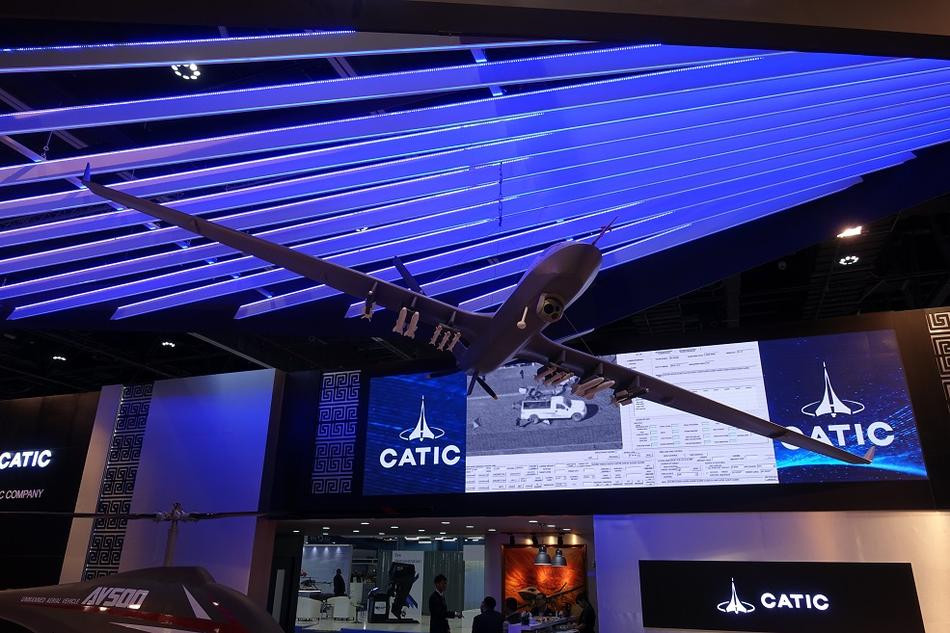 Gian hàng của Trung Quốc tại triển lãm lần này có sự góp mặt của rất nhiều loại máy bay không người lái, bao gồm cả loại có vũ trang hoặc không vũ trang. Nguồn ảnh: Sina.
