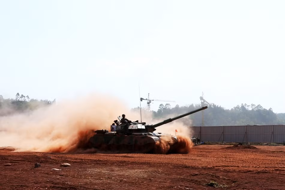 Khẩu pháo chính trên chiếc Type 59D là loại Type 79 hoặc Type 83A có dự trữ đạn 44 viên. Đây là khẩu pháo cỡ 105 mm nòng dài và có tầm bắn lên tới 2000 mét cũng như khả năng bắn tên lửa qua nòng với tầm bắn gia tăng tối đa lên tới 5500 mét. Nguồn ảnh: Sina.