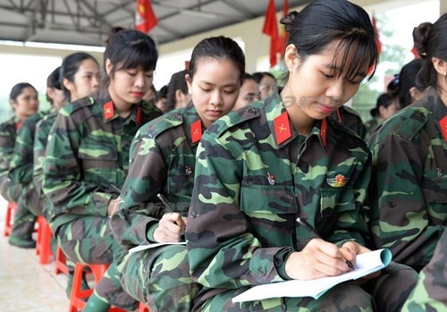 Giờ học tập chính trị và điều lệ quân nhân của các nữ tân binh Quân đội Việt Nam. Nguồn ảnh: Sina.