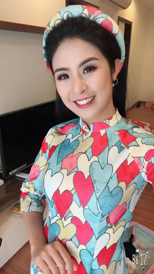 Người đẹp sinh năm 1989 đã tốt nghiệp khoa Thiết kế của Đại học Mỹ thuật Công nghiệp Hà Nội và từng giới thiệu một số bộ sưu tập thời trang riêng tới với công chúng. Chưa dừng lại ở đó, Ngọc Hân còn kinh doanh riêng và bén duyên với công việc MC tại VTV.