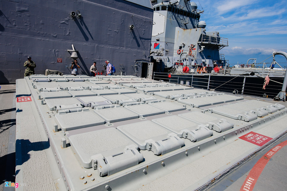 Vũ khí mạnh nhất trên Lake Champlain là 122 ống phóng thẳng đứng Mk41, gồm 61 ống phóng ở phía trước và 61 ở phía sau. Mk41 là hệ thống phóng đa năng có thể khởi động nhiều loại tên lửa khác nhau. Mk41 có thể phóng tên lửa hải đối không SM-2, tên lửa đánh chặn siêu hạng SM-3, tên lửa chống ngầm RUM-139, đặc biệt là tên lửa hành trình tấn công mặt đất Tomahawk. Về lý thuyết, số tên lửa mà Lake Champlain mang theo có thể san phẳng cả một thành phố.