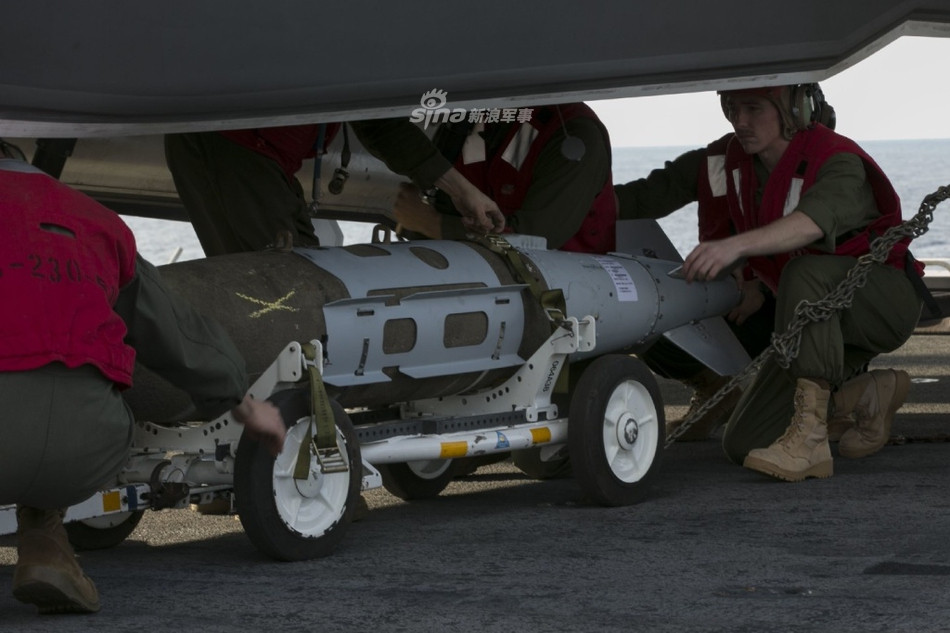 Các chiến đấu cơ thế hệ năm của Mỹ được trang bị loại bom GBU-32 trước khi thực hiện phi vụ của mình. GBU-32 là loại bom thông minh có dẫn đường. Nguồn ảnh: USNavy.