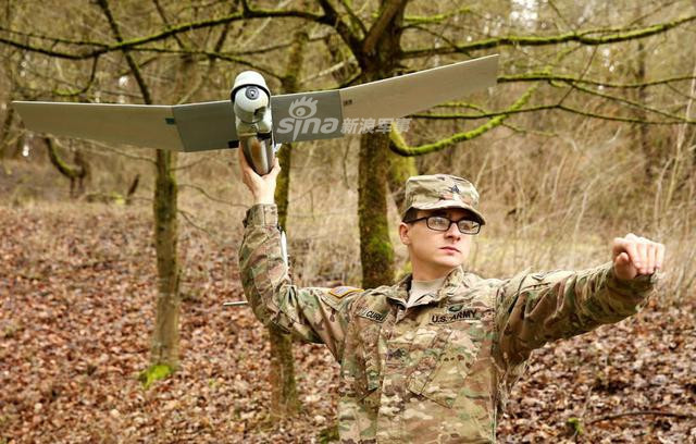 Hiện tại Quân đội Mỹ đã đặt mua số lượng lớn các loại máy bay không người lái RQ-11 và sẽ sớm đưa chúng vào biên chế của lực lượng Lính thủy Đánh bộ như một loại trang bị tiêu chuẩn của lực lượng này. Nguồn ảnh: Sina.