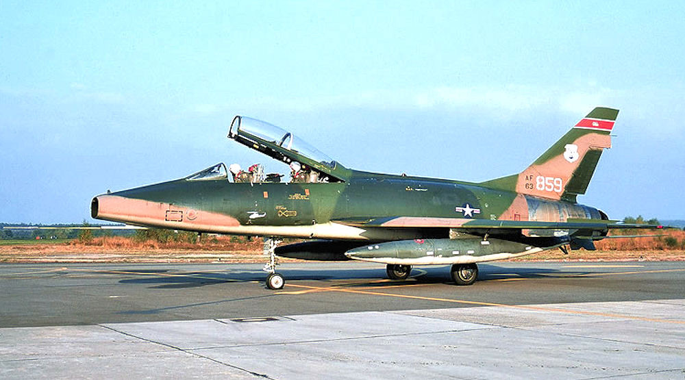 Hầu hết thời gian phục vụ ở Việt Nam, những chiếc F-100 không được đánh giá cao ở bất kỳ nhiệm vụ nào mà nó tham gia. Thậm chí, nó còn bị coi là thiếu an toàn, "chưa đánh đã tự rụng". Nguồn ảnh: Pinterest.