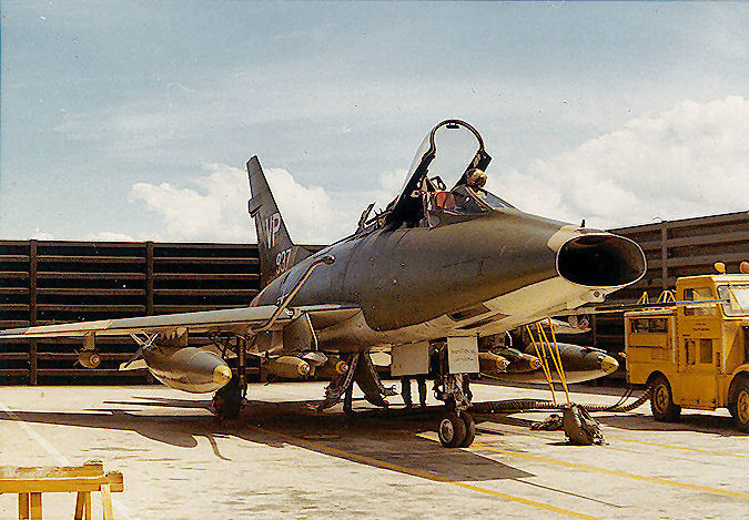 Tính tổng trung thời gian phục vụ trong Không quân Mỹ, có tới 889 chiếc F-100/tổng số hơn 2.000 chiếc được chế tạo gặp tai nạn, khiến 324 phi công thiệt mạng. Thậm chí, năm 1958 có tới 116 máy bay gặp tai nạn, giết chết 47 phi công. Điều đó cho thấy F-100 mất an toàn tới cỡ nào. Nguồn ảnh: Flickr.