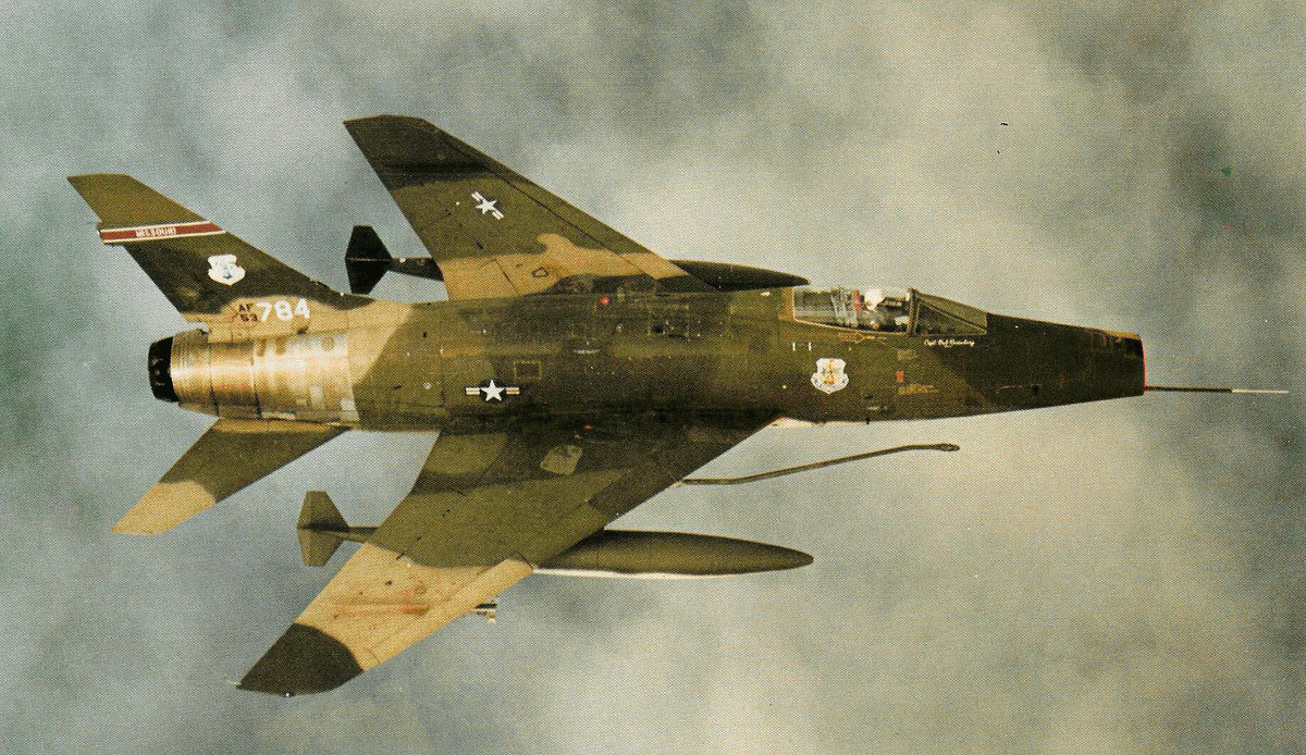 Chiếc F-100 đầu tiên bị bắn rơi ở Việt Nam vào ngày 18/4/1964. Hầu hết trong suốt những năm triển khai ở Việt Nam, F-100 tham gia với vai trò là tiêm kích hộ tống, bên cạnh đó nó cũng được sử dụng cho vai trò ném bom. Nguồn ảnh: Flickr.