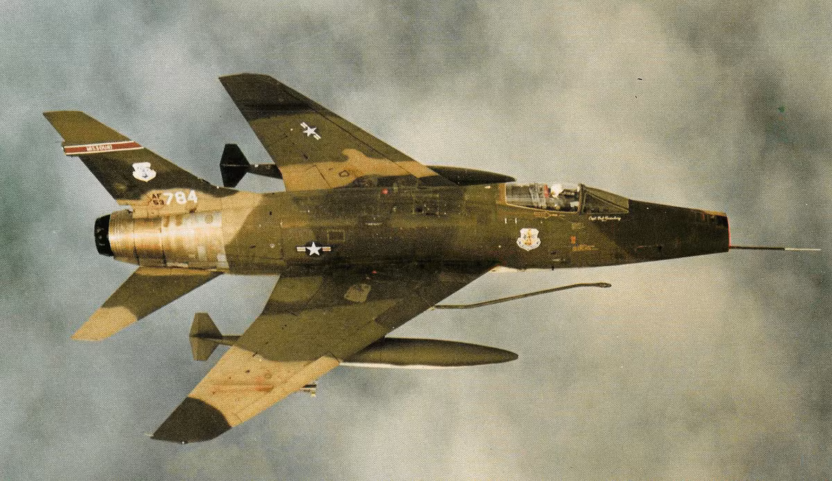 Chiếc F-100 đầu tiên bị bắn rơi ở Việt Nam vào ngày 18/4/1964. Hầu hết trong suốt những năm triển khai ở Việt Nam, F-100 tham gia với vai trò là tiêm kích hộ tống, bên cạnh đó nó cũng được sử dụng cho vai trò ném bom. Nguồn ảnh: Flickr.