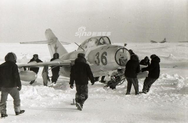 Sức người là thứ duy nhất có thể giúp các khí tài quân sự đắt tiền này thoát cảnh bị "kẹt cứng". Nguồn ảnh: Sina.