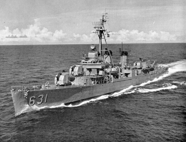 Có độ giãn nước tối đa chỉ 2500 tấn, khu trục hạm lớp Fletcher có chiều dài tổng cộng 114,8 mét, lườn rộng 12 mét và có độ mớm nước 5,3 mét. Nguồn ảnh: Pinterest.