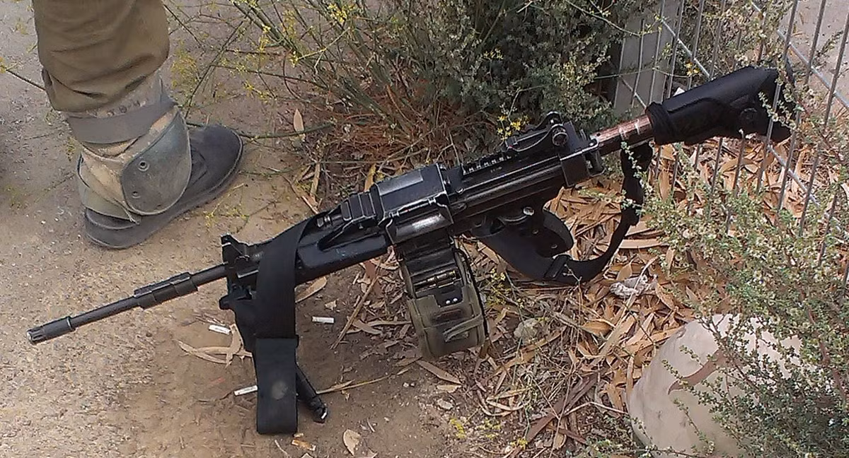 Phiên bản Negev NG-7 mà Việt Nam sử dụng có chiều dài đầu nòng 508mm, tạo ra gia tốc khoảng 915 mét/giây khi khai hỏa. Nguồn ảnh: Wiki.