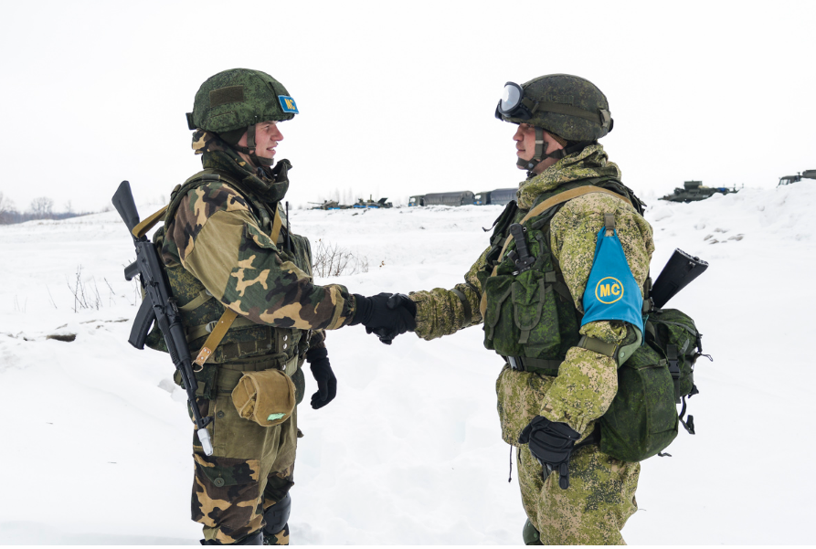 Cái bắt tay của lính dù Nga-Belarus trong cuộc tập trận ở Ulyanovsk. Nguồn ảnh: Milru.