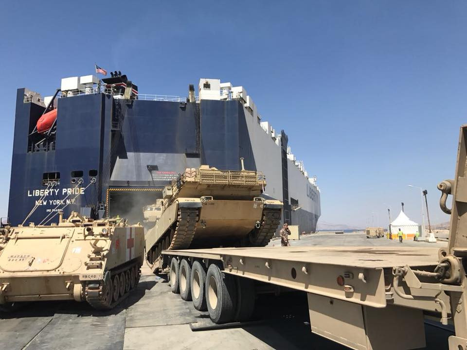 Xe tăng chiến đấu chủ lực M1A2 Abrams được đưa lên xe vận tải chuyển dụng di chuyển khỏi tàu Liberty Pride. Nguồn ảnh: Directorate 4.