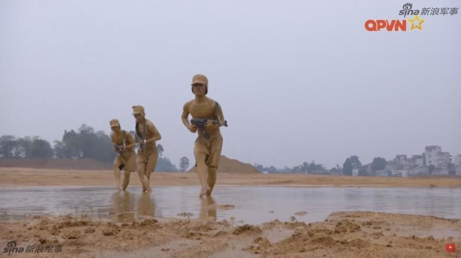 Tùy từng điều kiện địa hình mà người lính đặc công của ta sẽ có kiểu ngụy trang khác nhau rất thiên biến vạn hóa. Ngoài ra, kiểu ngụy trang này cũng khiến người lính đỡ phải mang theo nhiều loại trang phục ngụy trang theo từng địa hình khác nhau. Nguồn ảnh: QPVN.