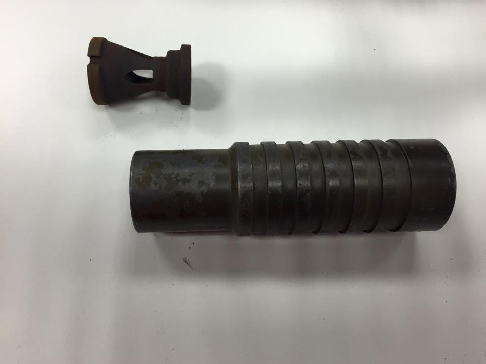 Loa che lửa đầu nòng trên AK-74M, nó được thiết kế không chỉ giúp giảm bớt ánh lửa cho mỗi phát bắn mà còn triệt bớt một phần âm thanh. Nguồn ảnh: Larry Vickers.