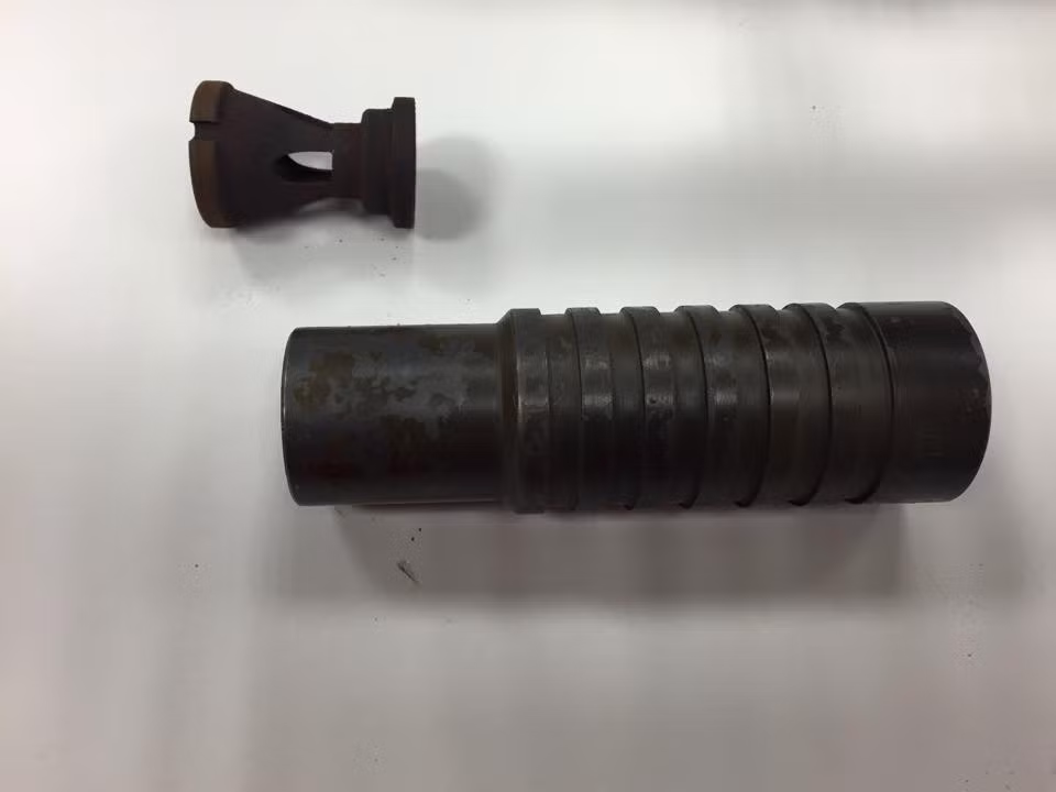 Loa che lửa đầu nòng trên AK-74M, nó được thiết kế không chỉ giúp giảm bớt ánh lửa cho mỗi phát bắn mà còn triệt bớt một phần âm thanh. Nguồn ảnh: Larry Vickers.