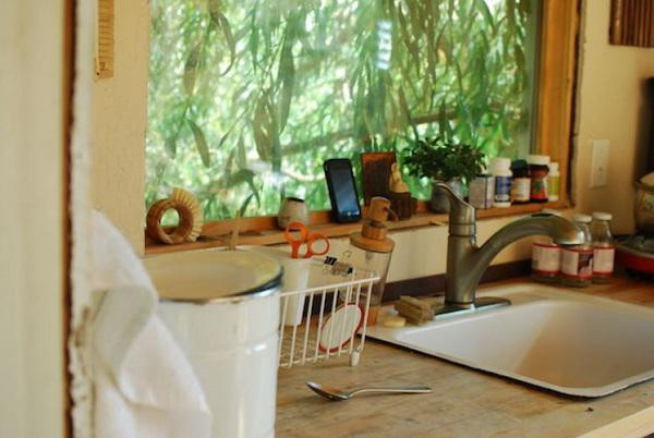 Góc bếp ngay cạnh cửa sổ thoáng đãng.