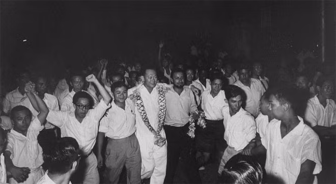 Hai ngày sau, Lý Quang Diệu, 36 tuổi, tuyên thệ nhậm chức Thủ tướng đầu tiên của Singapore. Ông nắm giữ cương vị này suốt 3 thập kỷ sau đó. Ngay sau khi nhậm chức, Lý Quang Diệu đã khởi động một chương trình 5 năm đầy tham vọng với mục tiêu xóa nhà ổ chuột, xây dựng nhà ở chất lượng giá rẻ, công nghiệp hóa và chống tham nhũng. Ông phát biểu mạnh mẽ về sự cần thiết Singapore phải trở thành một quốc gia đa sắc tộc. Tin: BBC/Ảnh: Getty.