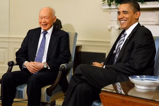 Thủ tướng Anh Margaret Thatcher nói, ông Lý Quang Diệu “với sự minh bạch khác biệt đã diễn giải những vấn đề của thời đại của chúng ta và giải pháp cho những vấn đề đó”. Nhà ngoại giao Henry Kissinger của Mỹ thì nói, không một nhà lãnh đạo trên thế giới nào giúp ông học hỏi được nhiều điều như Lý Quang Diệu. Trong một cuộc gặp vào năm 2009, Tổng thống Mỹ Barack Obama miêu tả Lý Quang Diệu như một trong những “nhân vật huyền thoại của châu Á trong thế kỷ 20 và 21”. Tin: BBC/Ảnh: Getty.