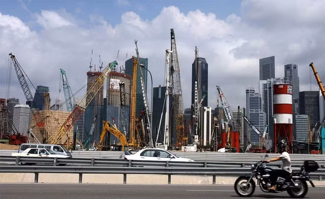 Ngày 9/8/1965, Lý Quang Diệu rơi nước mắt khi tuyên bố ông đã chấp nhận đề nghị của Malaysia về việc Singapore nên rời khỏi liên bang để dừng tình trạng bất ổn và đổ máu. Ông gọi đó là “một khoảnh khắc đau đớn” và đi ngược lại “tất cả những gì mà chúng tôi mong muốn”. Hai ngày sau, Lý Quang Diệu tuyên bố Singapore nhỏ bé là một đất nước độc lập - Tin: BBC/Ảnh: AP.