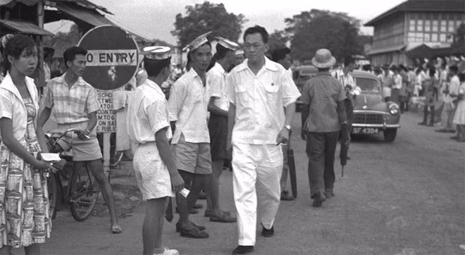 Năm 1954, Lý Quang Diệu trở thành nhà sáng lập và Tổng bí thư đảng Hành động của nhân dân (PAP), một liên minh xã hội chủ nghĩa của các phong trào nói triếng Trung và tiếng Anh nhằm mục tiêu chấm dứt sự cai trị của thực dân Anh. Tháng 12/1959, Anh trao quyền tự trị cho Singapore, nhưng vẫn nắm kiểm soát các vấn đề ngoại giao và quốc phòng của đảo quốc này. Tin: BBC/Ảnh: AP.