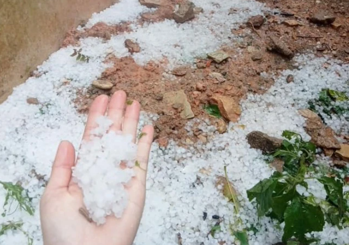 Tại Yên Bái, khoảng 10h ngày 28/3, mây đen bao trùm hầu hết xã ở huyện Mù Cang Chải. Ít phút sau, giông lốc xuất hiện kèm theo mưa đá, kéo dài chừng 20 phút. Hạt đá to bằng đầu đũa, trút xuống mái tôn gây tiếng ồn lớn. 