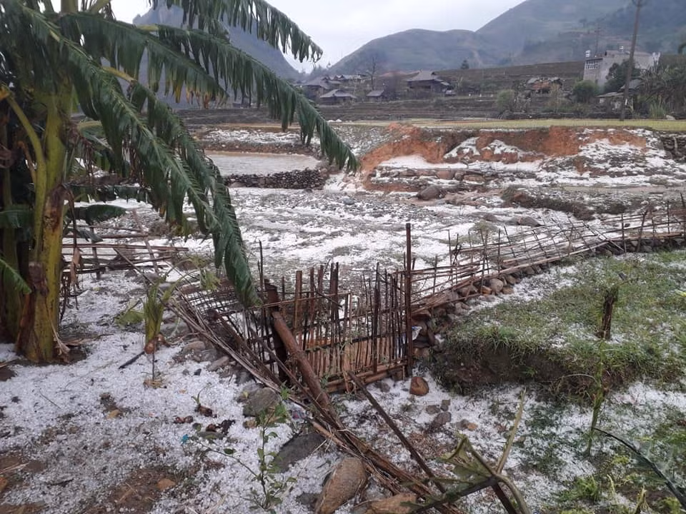 Tháng 3-4 là giai đoạn chuyển mùa lạnh sang nóng nên thường xuất hiện các hiện tượng thời tiết bất thường như giông lốc, mưa đá. Trước đó ngày 27/3, 350 nhà dân, 20 điểm trường ở Hà Giang bị tốc mái; ngày 22/3 hơn 40 nhà dân cùng mái tôn trường tại huyện Sốp Cộp (Sơn La) bị tốc mái sau cơn giông và mưa đá. (Ảnh minh họa)