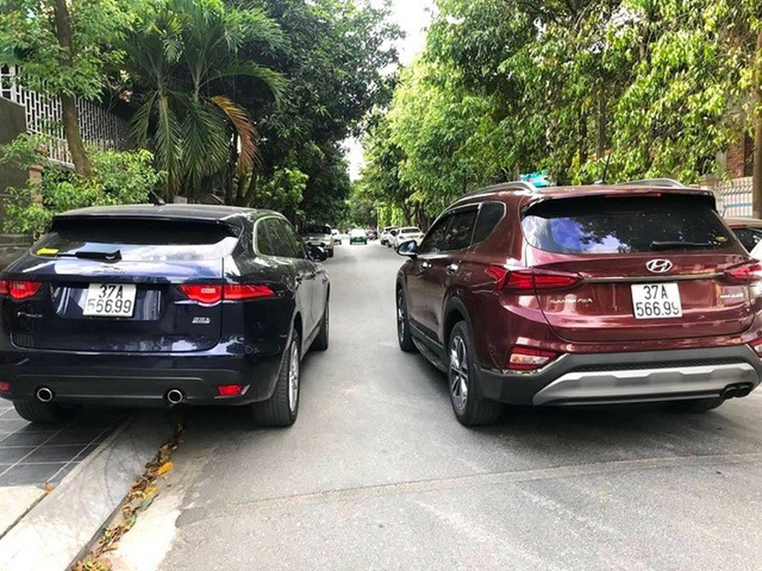  2 chiếc ô tô Jaguar F-Pace và Hyundai SantaFe biển giống y đúc: Tháng 6/2019, trên mạng xã hội xuất hiện hình ảnh 2 chiếc ô tô, một mang hiệu Jaguar F-Pace và một là Hyundai SantaFe, cùng mang biển kiểm soát 37A-566.99 gây xôn xao dư luận. Theo tin từ Phòng CSGT Công an tỉnh Nghệ An, BKS 37A-566.99 của chiếc SantaFe là biển số thật, còn chiếc Jaguar F-Pace lắp biển giả và không có tên trong hệ thống đăng kiểm.