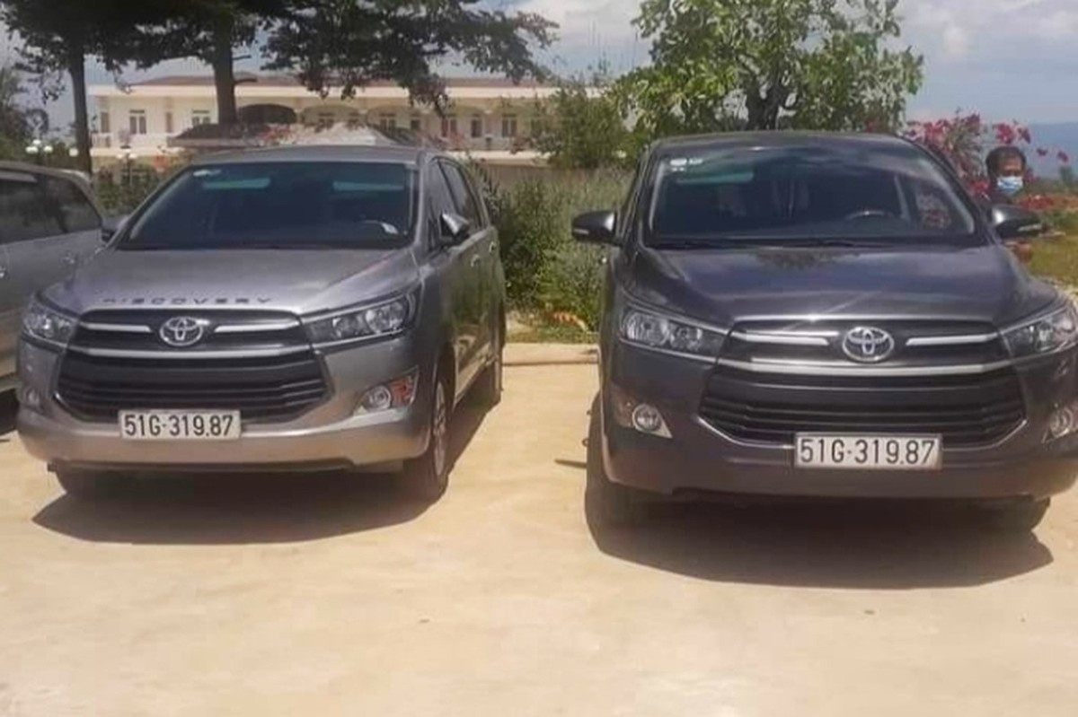  2 ô tô mang cùng biển số đậu cạnh nhau ở Bình Thuận: Ngày 20/3/2022, hai xe ô tô có cùng biển số này đậu cạnh nhau tại Trung tâm Thánh mẫu Tà Pao (xã Đồng Kho, huyện Tánh Linh). Nhiều người dân thấy lạ nên đã điện thoại báo cho Công an huyện Tánh Linh. Lực lượng CSGT đã đến hiện trường mời cả hai chủ phương tiện xe về trụ sở và bàn giao cho Cơ quan Cảnh sát điều tra Công an huyện Tánh Linh.