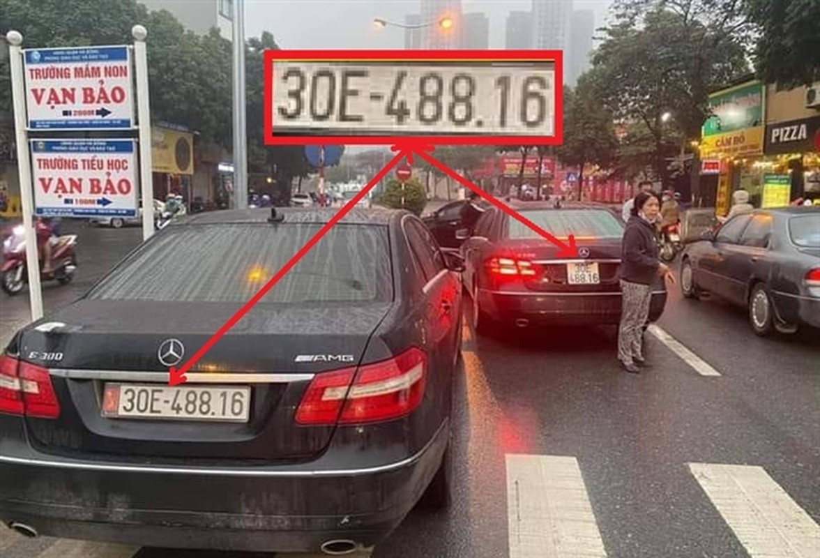  2 chiếc xe Mercedes E300 có biển số giống hệt nhau: Ngày 1/3/2021, trên mạng xã hội Facebook xuất hiện hình ảnh hai chiếc xe Mercedes E300 có biển số giống hệt nhau là 30E – 488.16 cùng lưu thông trên đường phố tại phường Vạn Phúc (quận Hà Đông, TP Hà Nội). Công an quận Hà Đông, sau khi chủ ô tô dùng biển thật xuất trình được giấy tờ, đơn vị đã bàn giao lại chiếc xe cho họ. Chủ xe Mercedes còn lại chưa xuất trình được giấy tờ, công an vẫn tạm giữ để điều tra.
