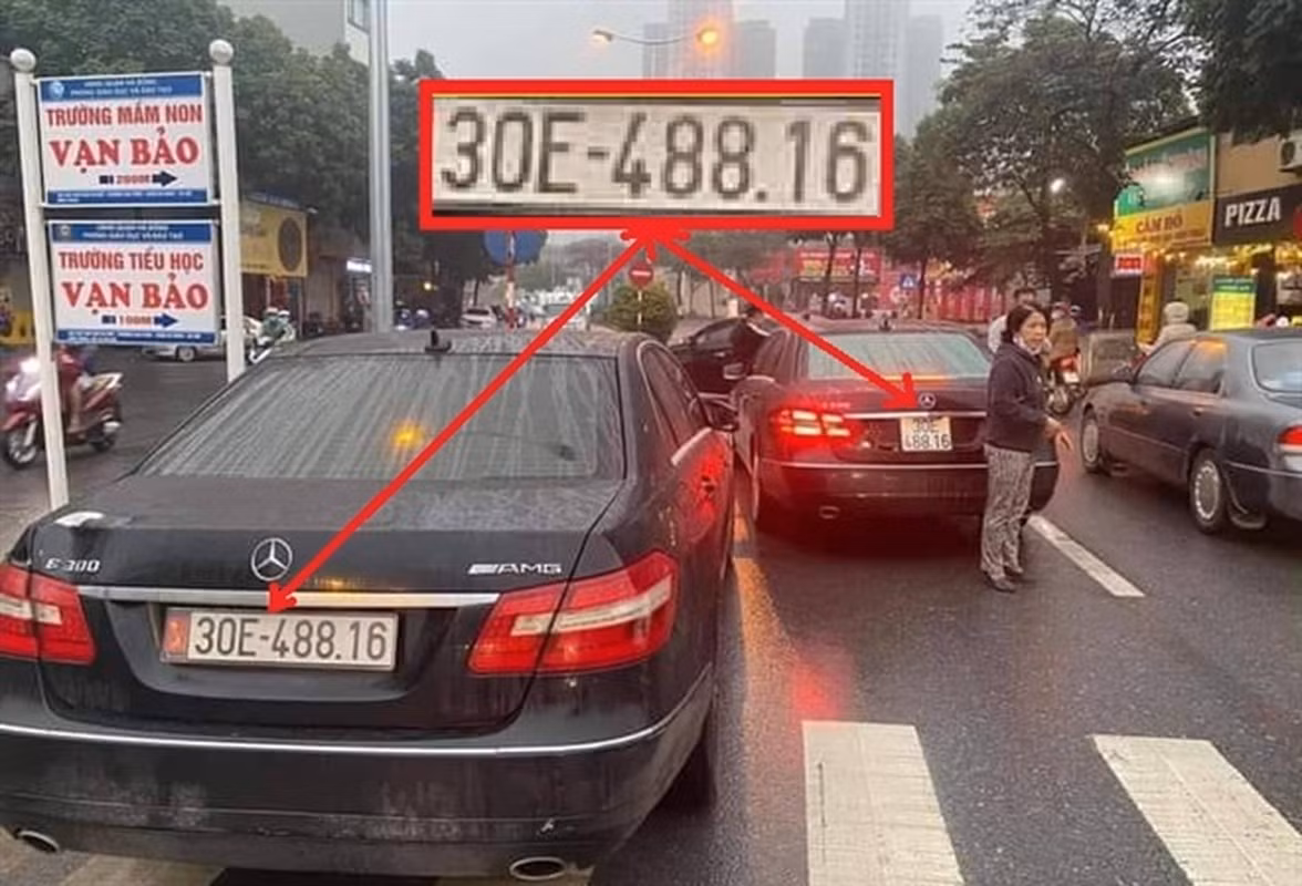  2 chiếc xe Mercedes E300 có biển số giống hệt nhau: Ngày 1/3/2021, trên mạng xã hội Facebook xuất hiện hình ảnh hai chiếc xe Mercedes E300 có biển số giống hệt nhau là 30E – 488.16 cùng lưu thông trên đường phố tại phường Vạn Phúc (quận Hà Đông, TP Hà Nội). Công an quận Hà Đông, sau khi chủ ô tô dùng biển thật xuất trình được giấy tờ, đơn vị đã bàn giao lại chiếc xe cho họ. Chủ xe Mercedes còn lại chưa xuất trình được giấy tờ, công an vẫn tạm giữ để điều tra.