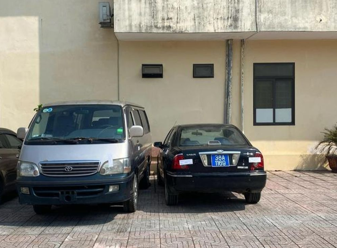 Ngày 22/12/2022, Trung tâm Dạy nghề và dịch vụ việc làm Hà Tĩnh đã bán thanh lý ô tô trên cho bà Trần Thị Thanh Hoa (SN 1988, ngụ phường Nam Hà, TP Hà Tĩnh) nhưng chưa thu lại biển số. Còn với xe Toyota Hiace loại 12 chỗ BKS màu xanh 38A-1169 là xe cũ của Sở GTVT tỉnh Nghệ An, có BKS cũ là 37A-1989. Xe đã làm thủ tục thu hồi đăng ký, biển số vào ngày 10/7/2023, đã bán thanh lý cho ông Hoàng Văn Hòa. Ông Hòa sau đó bán lại chiếc xe cho ông Nguyễn Duy Tuấn. Làm việc với cơ quan công an, ông Tuấn cho biết có sử dụng thêm 1 bộ biển số xanh 38A-1169 lắp vào xe Toyota Hiace để phục vụ khách đến xem xe, chứ không phải tham gia giao thông. 