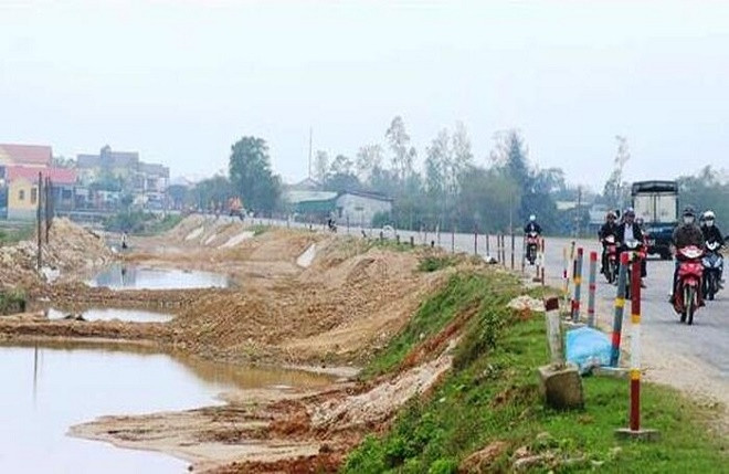 Trong thời gian chờ đợi, Cục Đường bộ Việt Nam đã đề nghị UBND tỉnh Quảng Trị chỉ đạo các cơ quan liên quan thống nhất phương án tạm tiếp nhận lại phạm vi mặt bằng chưa thi công trong thời gian dự án chờ điều chỉnh chủ trương đầu tư. Ảnh: VietnamFinance. 