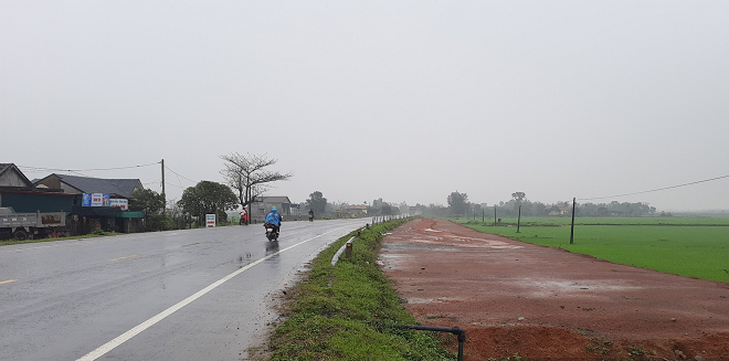 Được biết, dự án nâng cấp, mở rộng Quốc lộ 9 đoạn từ cảng Cửa Việt đến Quốc lộ 1 có phạm vi điểm đầu từ cảng Cửa Việt (thị trấn Cửa Việt, huyện Gio Linh) và điểm cuối là nơi giao giữa Quốc lộ 1 tại Km 754 + 042, đoạn Ngã Tư Sòng (xã Thanh An, huyện Cam Lộ), với tổng chiều dài 13,8km. Quy mô đường cấp II, 4 làn xe; tổng bề rộng nền đường 28m, không bao gồm phần hè đường. Ảnh: Dân Việt. 