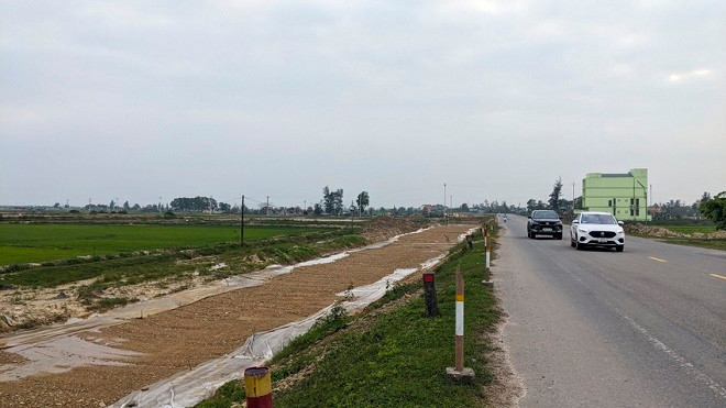 Theo thông tin từ Báo Quảng Trị, Cục Đường bộ Việt Nam vừa có văn bản gửi UBND t ỉnh Quảng Trị về việc tạm bàn giao nguyên trạng dự án nâng cấp, mở rộng Quốc lộ 9 đoạn từ cảng Cửa Việt đến Quốc lộ 1. Ảnh: Pháp luật TPHCM. 