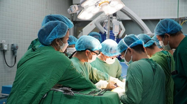 Trang dem no luc chuyen, ghep tang xuyen Viet