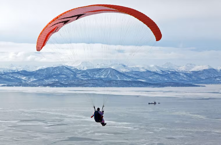 Bán đảo này là địa điểm lý tưởng cho các hoạt động vui chơi thể thao. Nó thu hút những du khách ưa leo ní, đi bè, trượt tuyết và bay dù lượn.