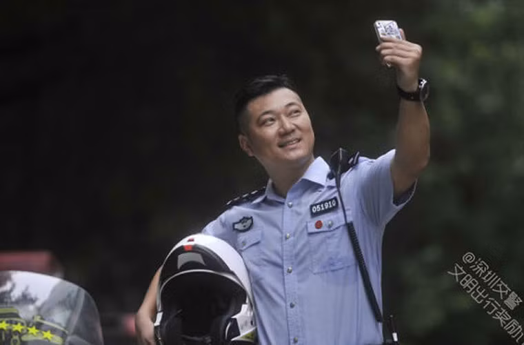 Là một người cha, những lúc không phải làm nhiệm vụ, anh thường gọi điện nói chuyện với vợ con.
