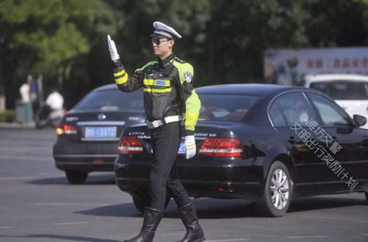 Một số hình ảnh của anh chàng CSGT khi đang làm nhiệm vụ điều phối các phương tiện giao thông trên đường.