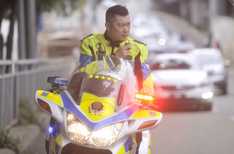 Nhân vật CSGT Trung Quốc thứ hai thu hút nhiều sự chú ý của mọi người đó là anh Chen Xiaojun. Anh làm việc ở Thâm Quyến.