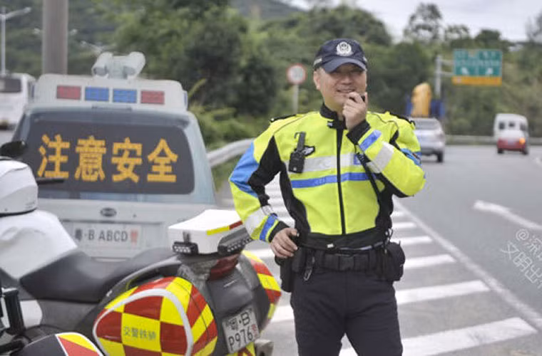 Anh kể, có một lần anh cùng các cấp dưới truy đuổi một tay xế. Sau 12 km rượt đuổi, cuối cùng anh cũng bắt được. Ảnh: Anh Chen Xiaojun đang làm nhiệm trên một khung đường.