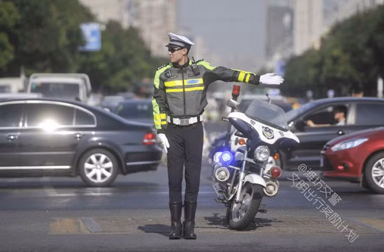 Đơn cử, các công dân Trung Quốc dành nhiều sự quan tâm tới một anh CSGT tới từ Duy Phường. Tuy đang bận ôn thi cho kỳ thi tư pháp quốc gia, nhưng anh này nhấn mạnh sẽ không lơ là trong công việc.