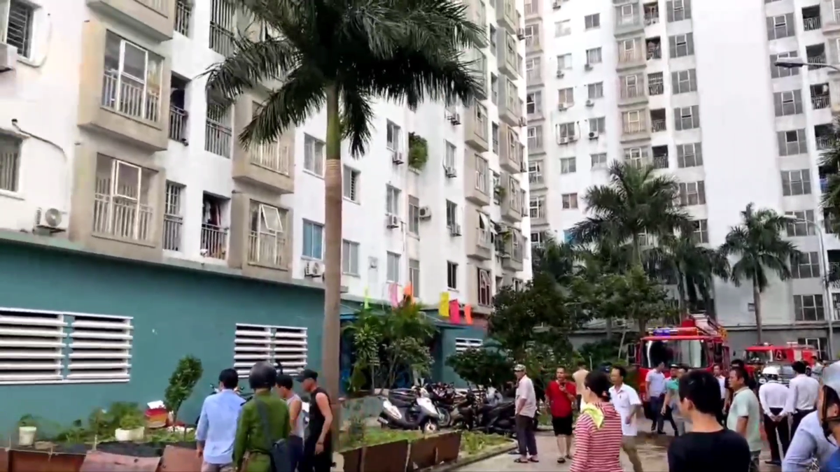 Lực lượng chức năng kịp thời có mặt tại hiện trường, phá cửa căn hộ để tiến hành chữa cháy, không để cháy lan; đồng thời bảo đảm an ninh trật tự, trấn an người dân.