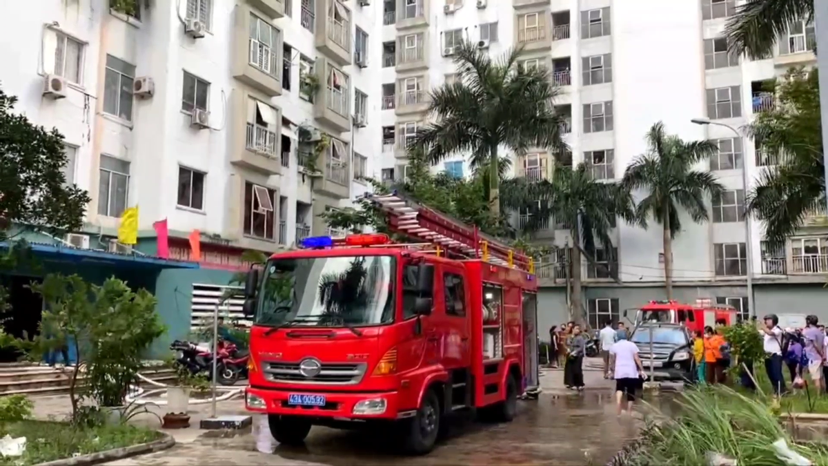 Sau gần 1 giờ, ngọn lửa đã được khống chế.