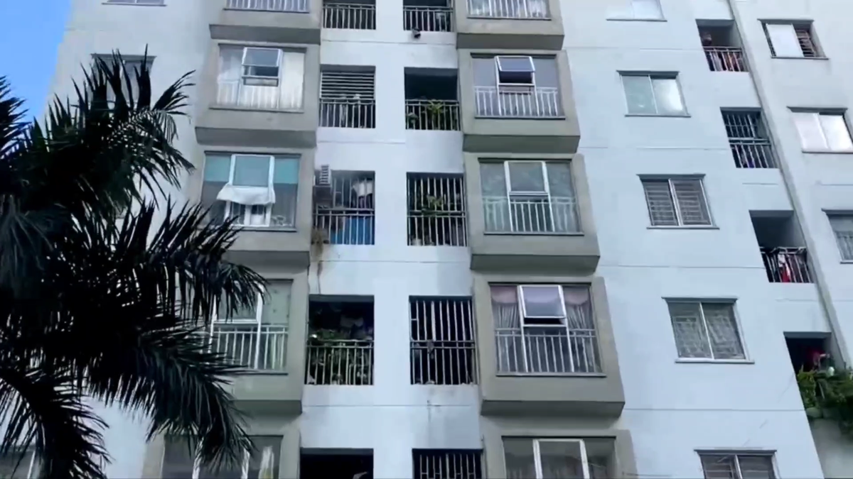 Theo người dân, thời điểm xảy ra vụ hỏa hoạn, chủ căn hộ và các thành viên trong gia đình không có ai ở nhà nên không xảy ra thương vong.