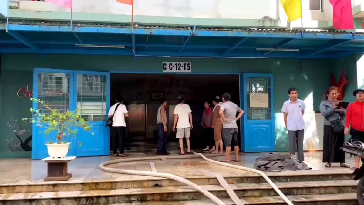 Lực lượng chức năng tiếp tục phun nước làm mát hiện trường.