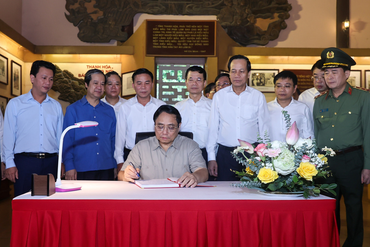 Thu tuong dang huong tai Khu Van hoa tuong niem Bac Ho o Thanh Hoa-Hinh-2